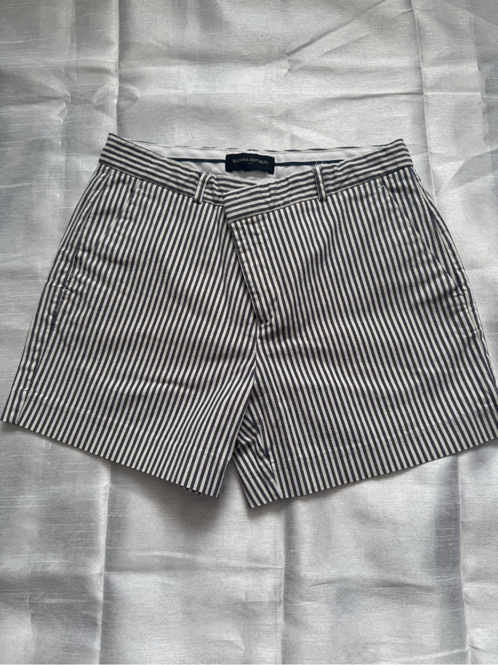 Banana Republic Women’s Black & White Flat-Print Shorts, Size 4  (EUC)